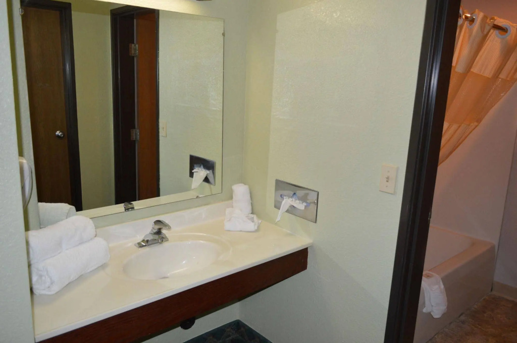 Crystal Inn and Suites