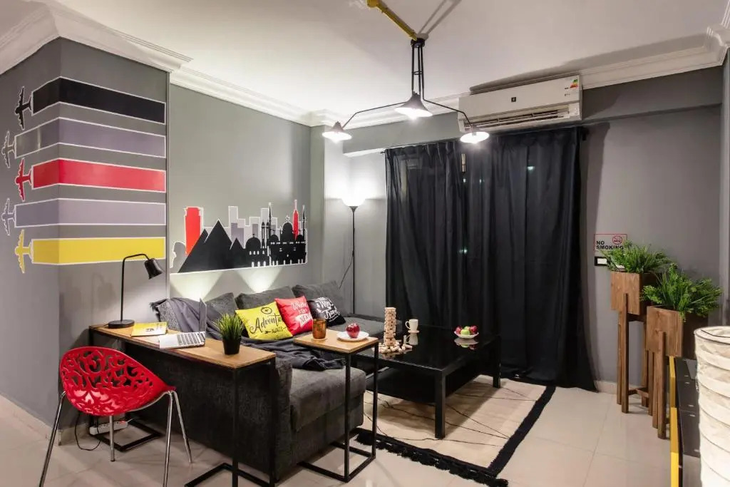 The Terminal 2 Stay - Steps From Nightlife and Airport