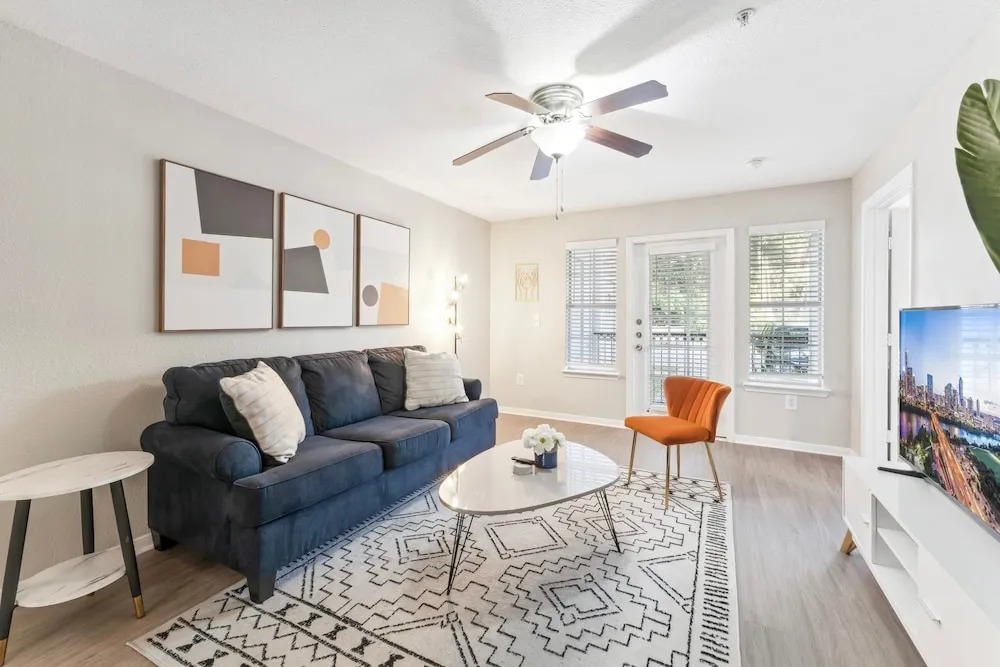 Spacious 2BR King Suites w Pool, Gym, Laundry - Close to Downtown