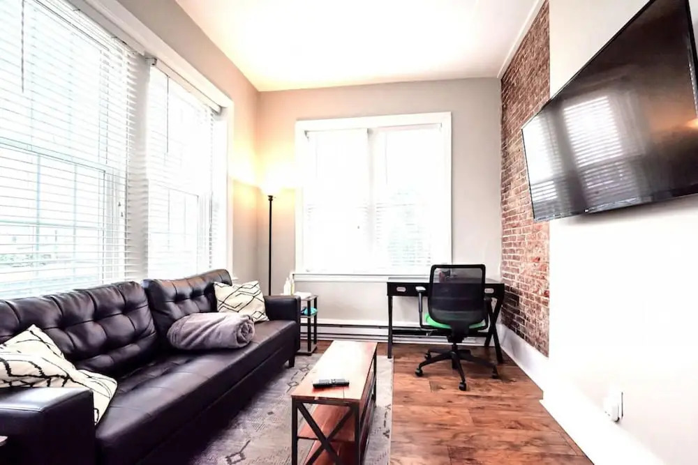 Park Place- Cozy Modern Space Fully Updated Fast Wifi Good Coffee and Easy Parking