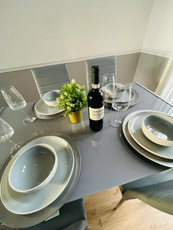 Lovely Modern 3 Bedroom Home with Private Garden & Large Driveway Fits 2 Vans Ideal for Contractors NHS & Long Term Stays Easy Access to M6, Walsall & City Centre