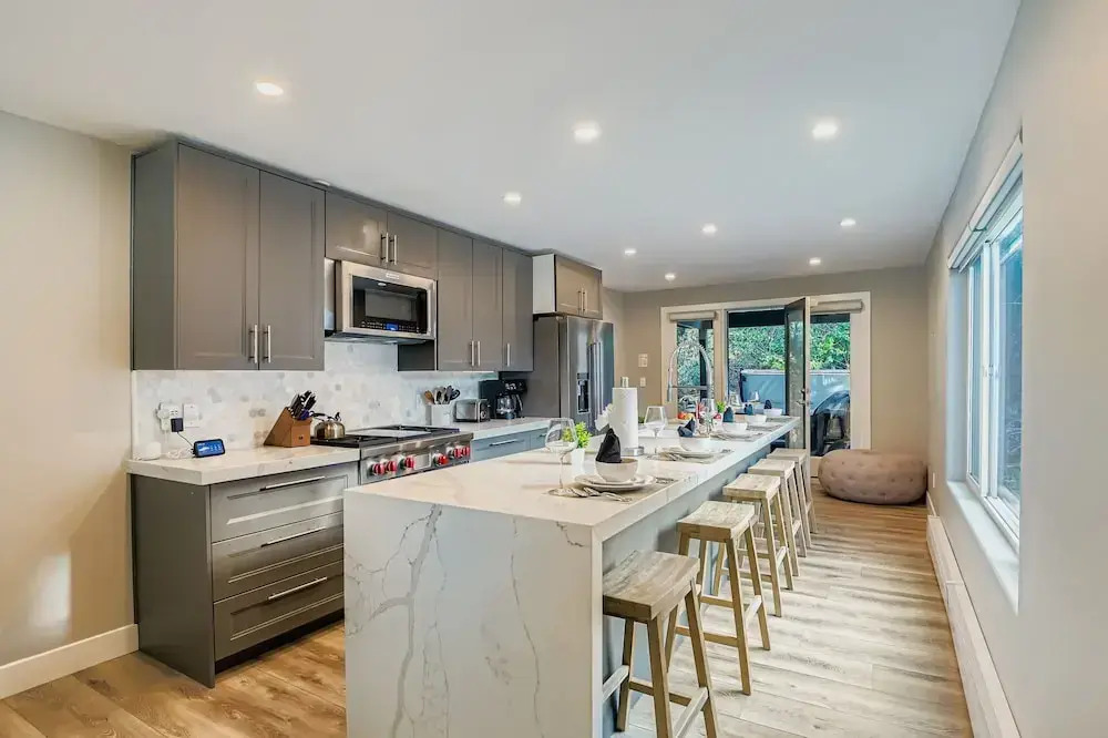 Mountain Luxury In Old Town Spa - Walk To Main 440 3 Bedroom Home