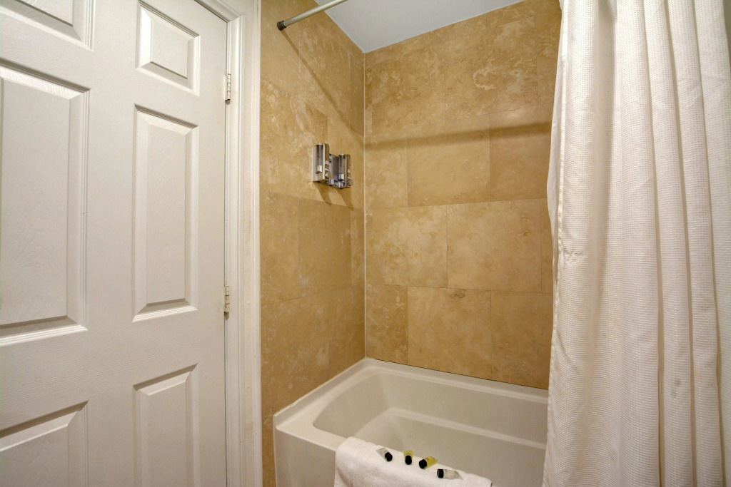 Vibrant in Vegas 4 Bd with Shimmering Pool!