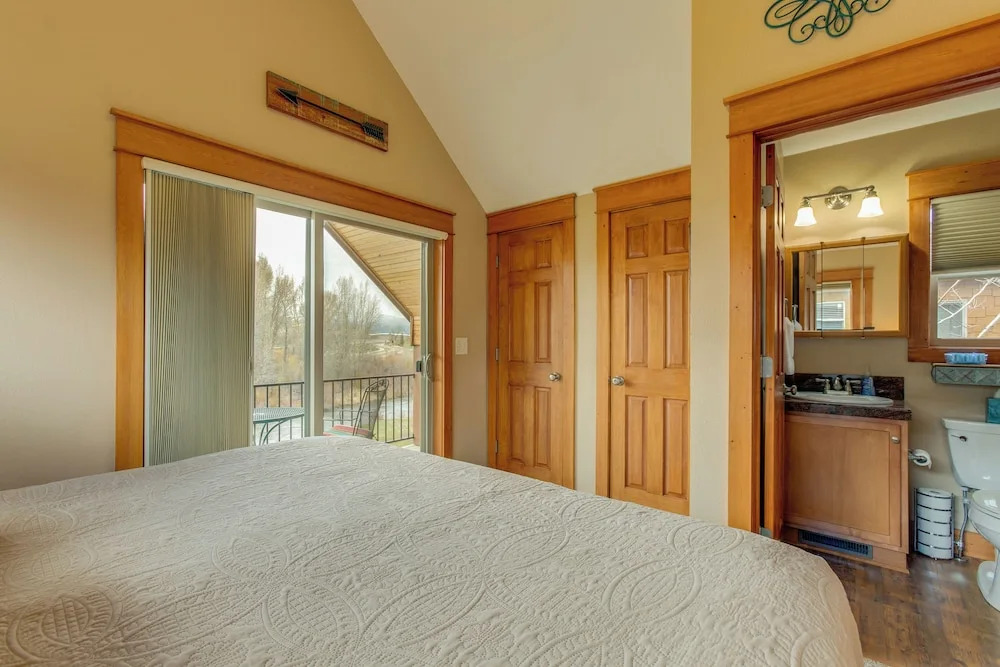 Riverfront Cabin, 4 Mi to Granby Ranch