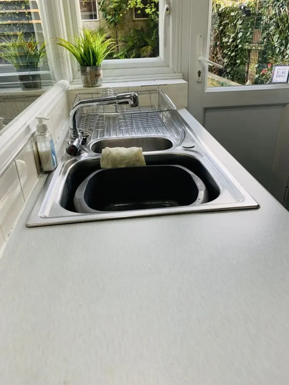 Spacious 3 Bedroom Home with Garden in Farnham