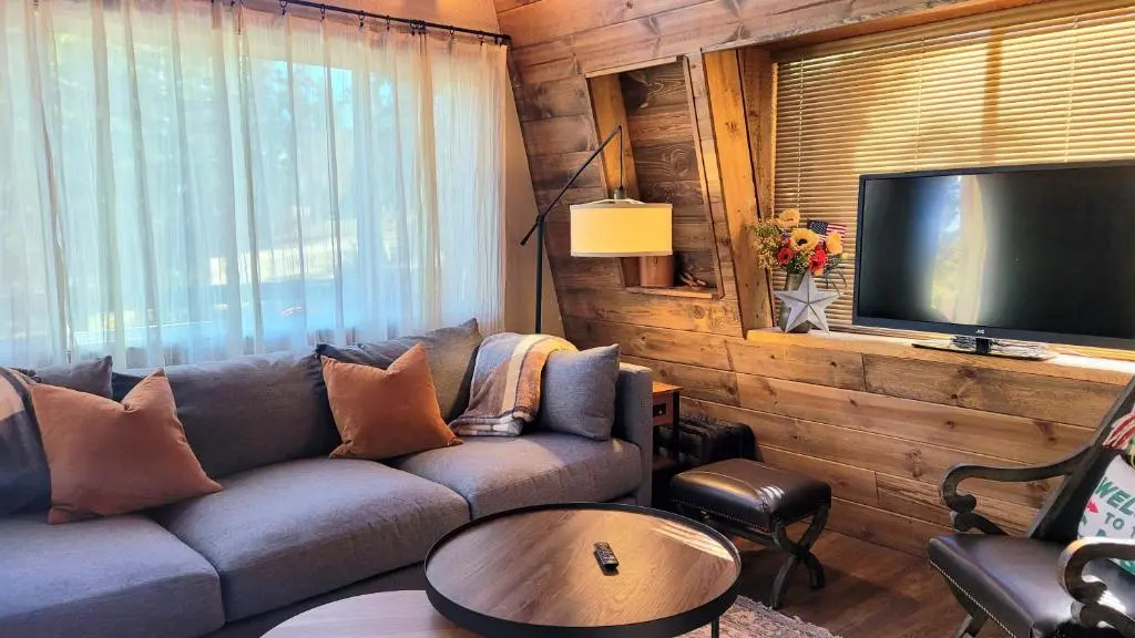Cozy Cabin Near Bryce and Zion sleeps 4 adults