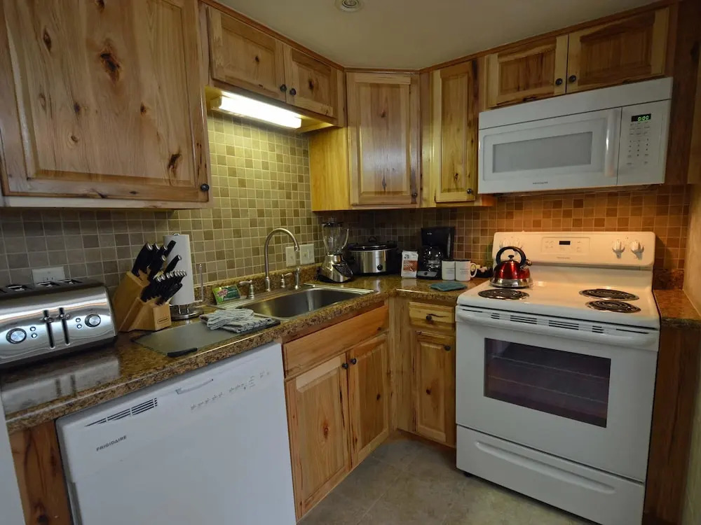 2 Br: Silvercreek 1215
