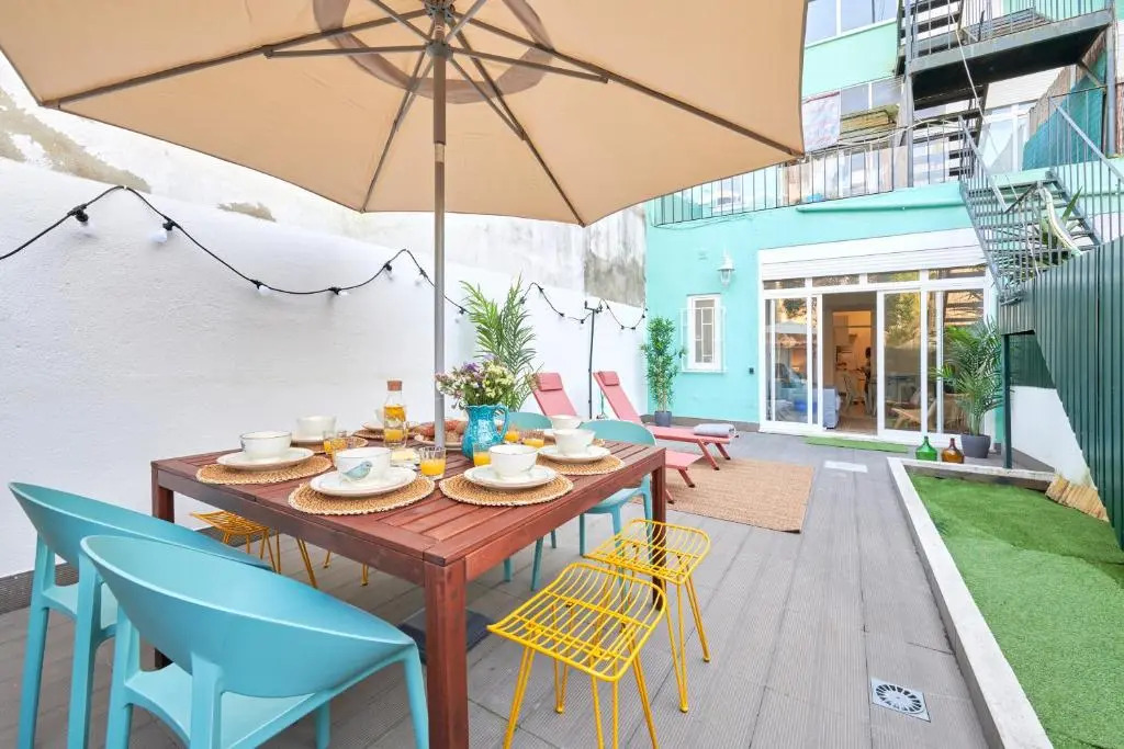 Charming 3BR APT w/ patio, by TimeCooler