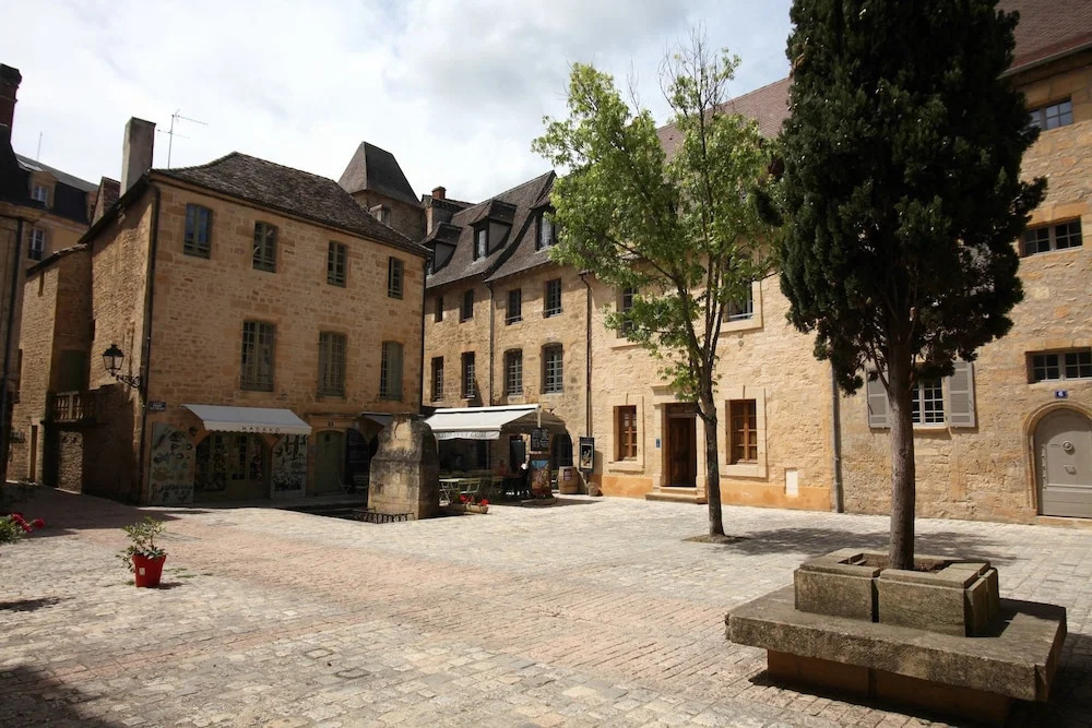 Le Grenier du Chapitre son loft avec les poutres et lappartement une chambre sans les poutres
