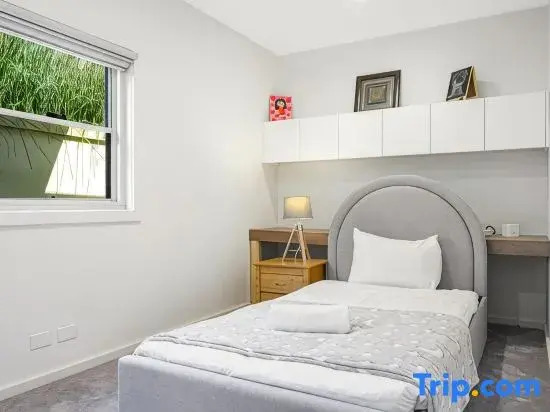 Spacious 4BR Riverfront Getaway in Taren Point