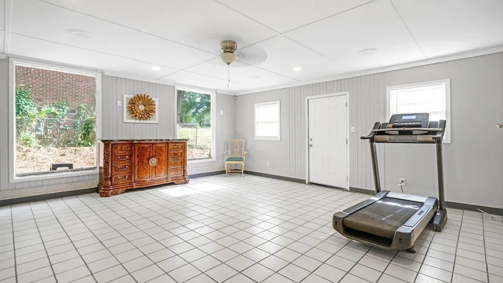 Spacious 3 Bedroom Home With Full Kitchen - Minutes From ATL Airport! 3 Home by Redawning