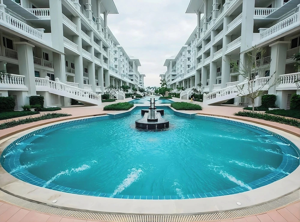 Modern 2-bedroom Condo With Ocean and Pool Views in Cha-am