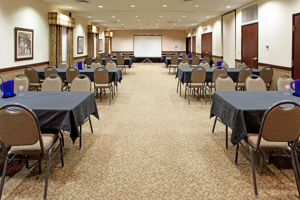 Holiday Inn Express & Suites Garden City