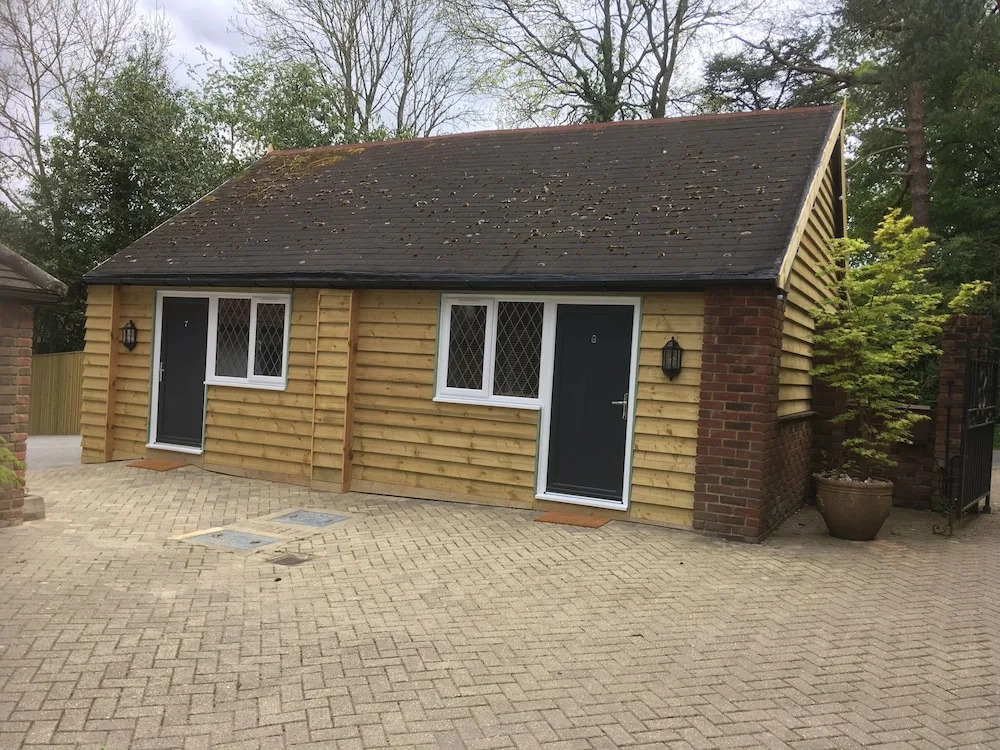 Trumbles Gatwick B&B, Peaceful Stay with Parking & Easy Airport Access