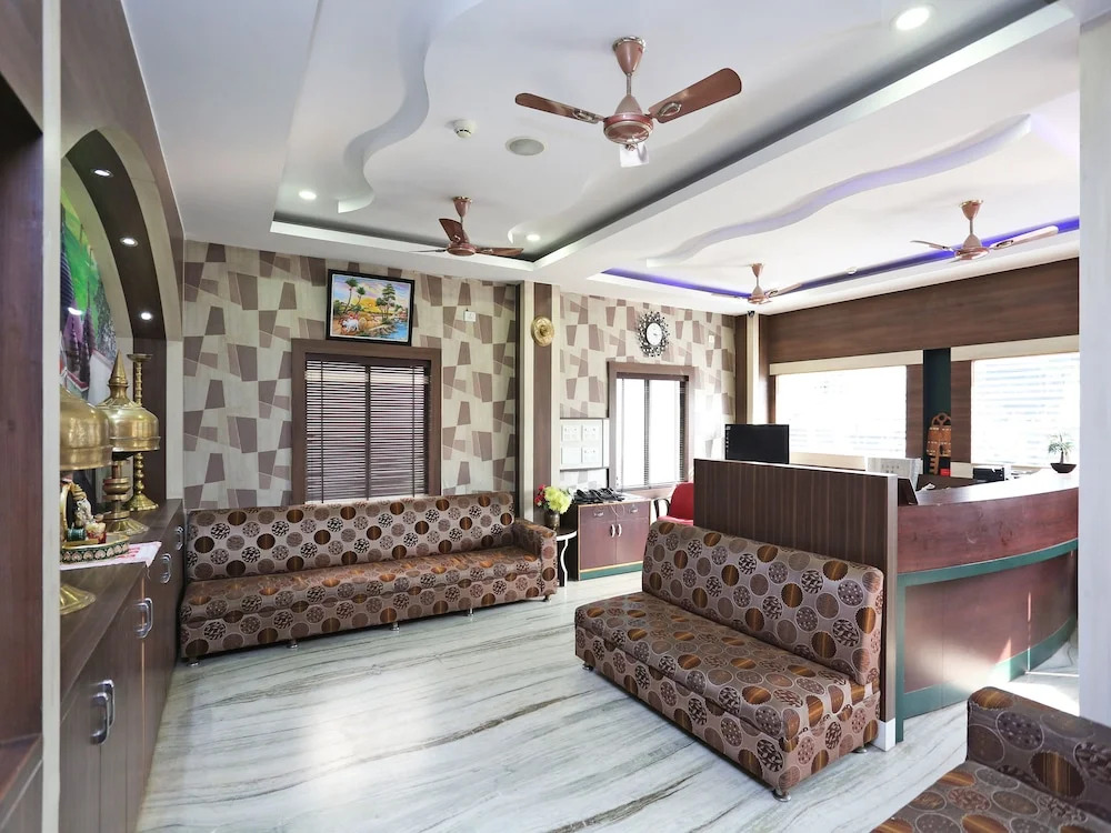 OYO 13288 Hotel Rajashree Inn