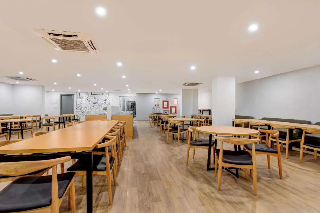 OYO Townhouse 207 Hotel Downtown My Stay