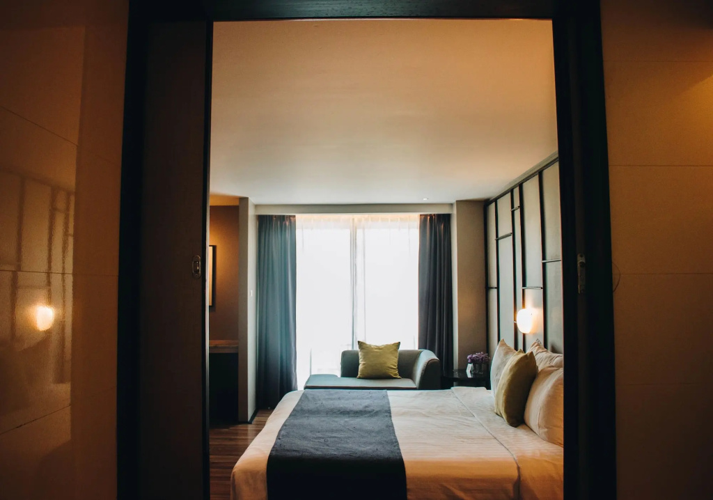 Page 10, Hotel