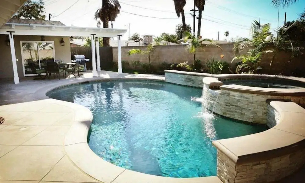 Fantastic 6 bedroom, 4.5 bath home (4 master Suites), pool home