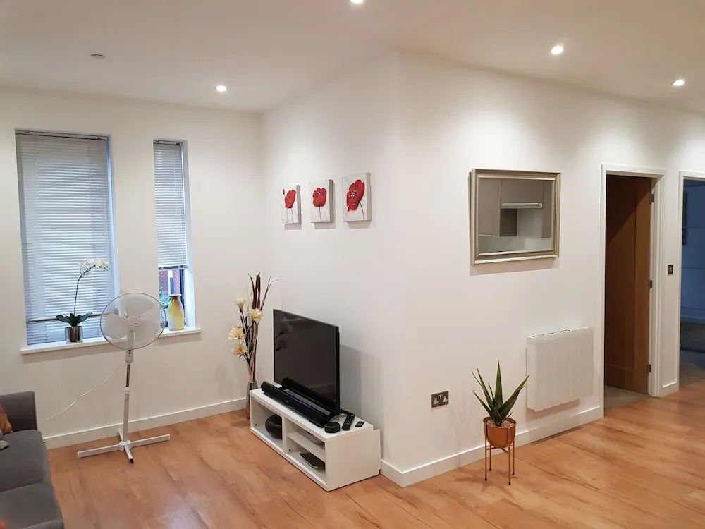 Select Serviced Accommodation - Summit House
