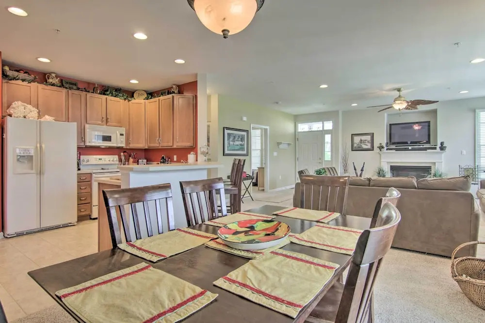 4 Mi to Bethany Beach: Sunny Escape w/ Porches!