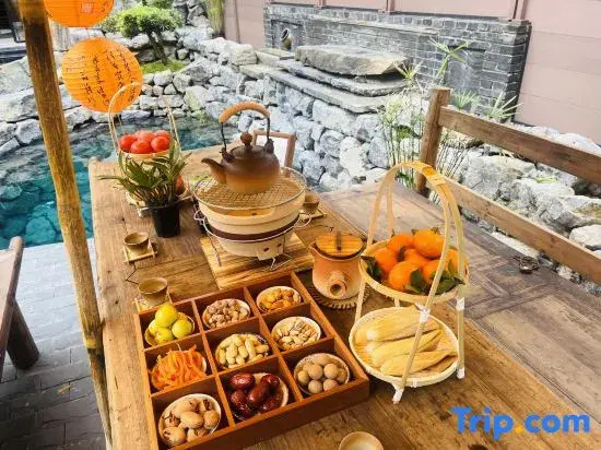 Yuncijian Private Hot Spring Homestay (Emeishan Baoguo Temple Tourist Center)