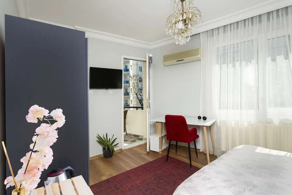 8 Rooms House