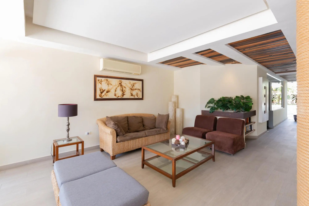 Exclusive 2 Level 3 BR Penthouse | Private Hot Tub & Roof | WiFi | Great Amenities & GYM