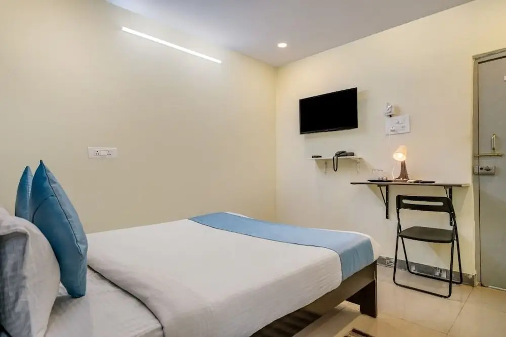 iROOMZ KSR Luxury Rooms
