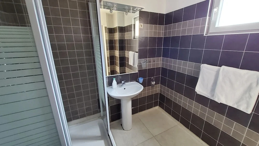 Apartment 5 Double Bed & Bidet Sleeps 2 Guests