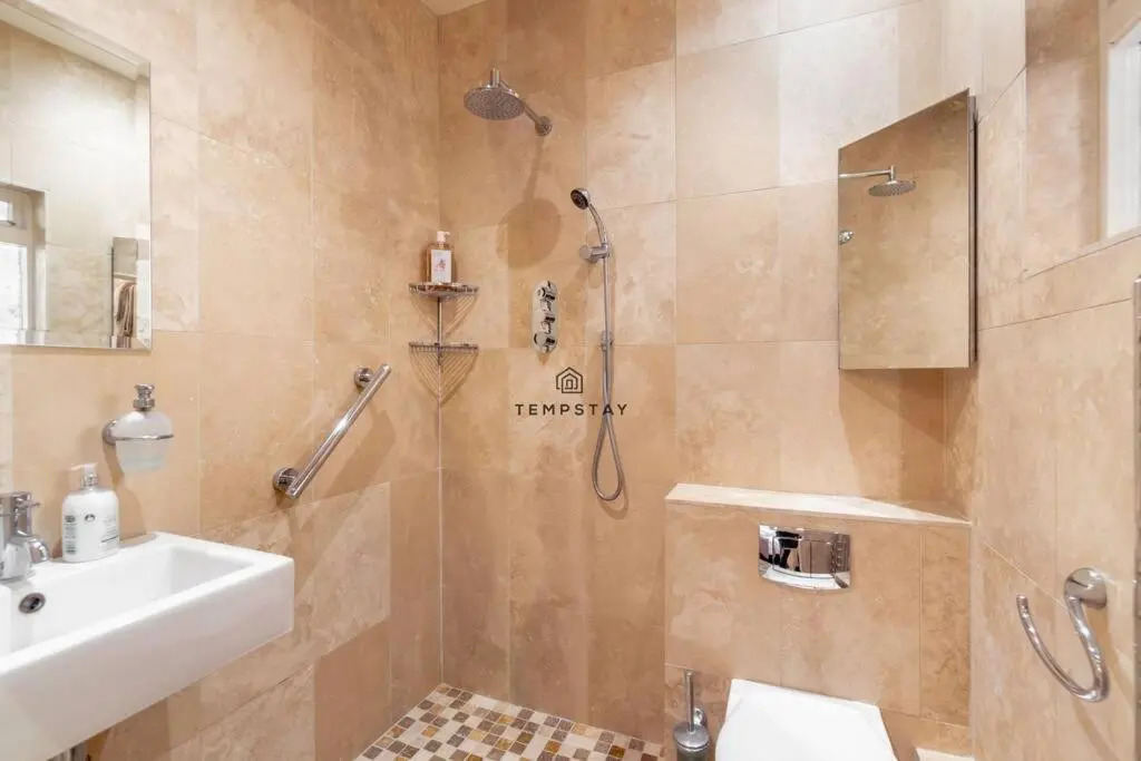 5 Min To Castle & Shops - Charming Character Home
