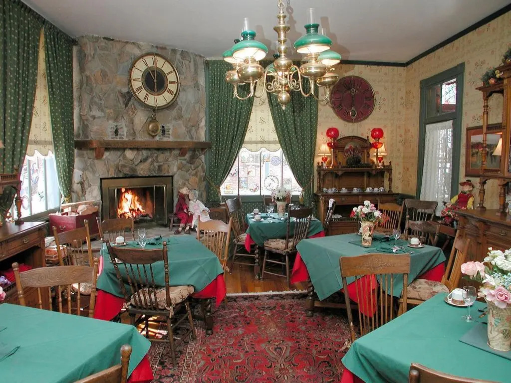 American River Inn