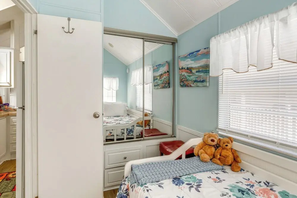 Lakeland Cottage w/ Pool Access + Screened Porch!