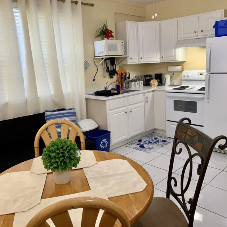 3 Apartments Steps to Beach Free Breakfast
