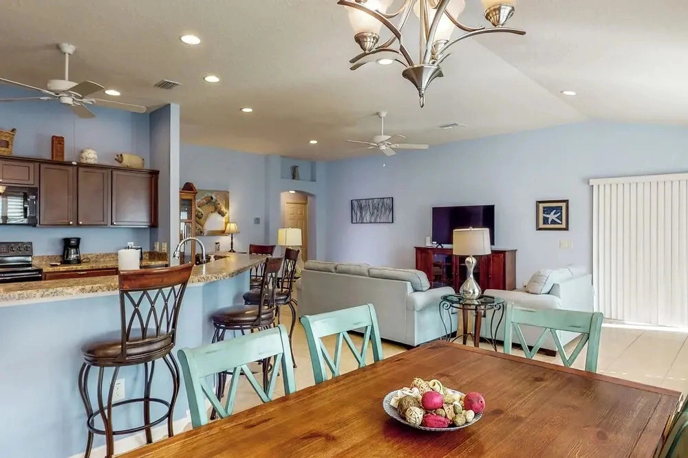 The Cove House: Walk to Brownwood Sq
