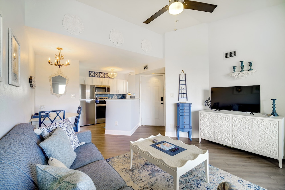 Walk to Canova Beach Park: Couple's Coastal Condo