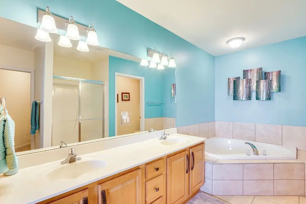 5th-floor Lakefront Condo: Elevator + Pool Access!