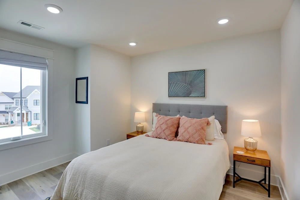Modern Luxury Retreat: Walk to Tims Ford Lake!
