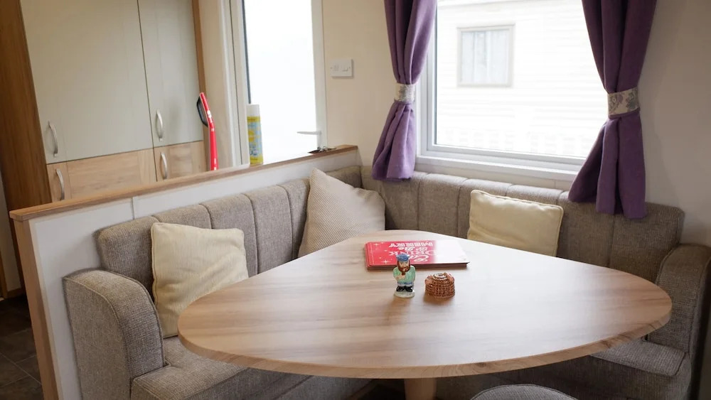 Excellent caravan 4 birth sleeps 6 Tranquil site