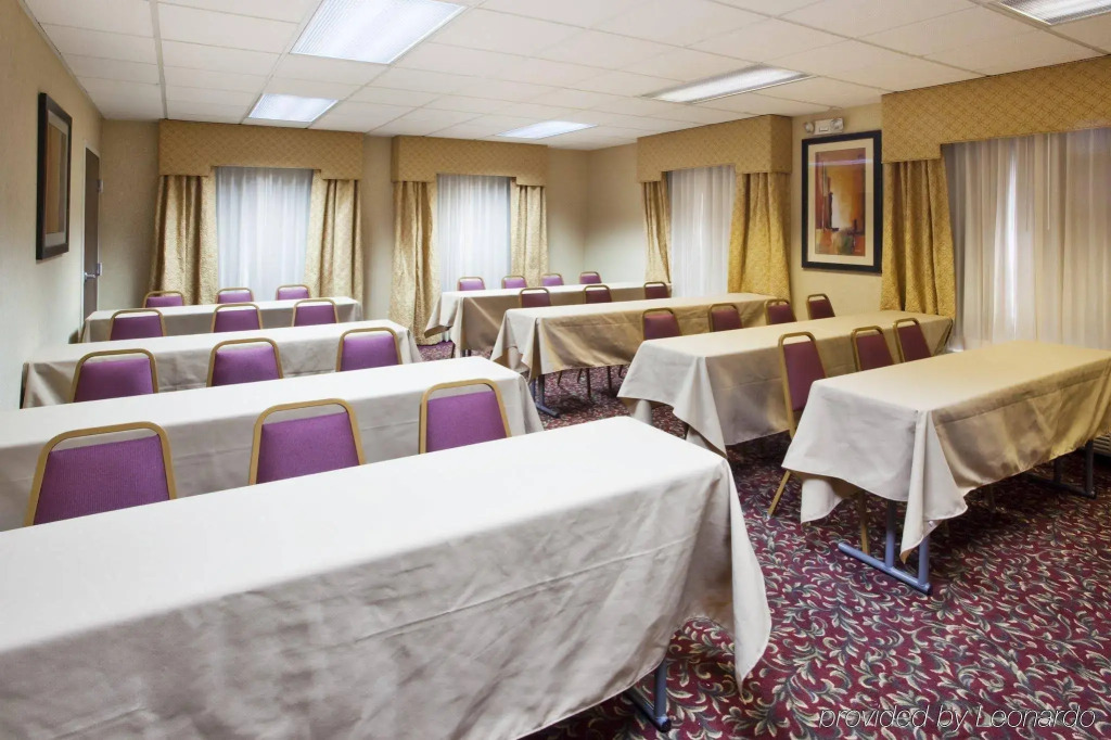 Red Roof Inn & Suites Calhoun