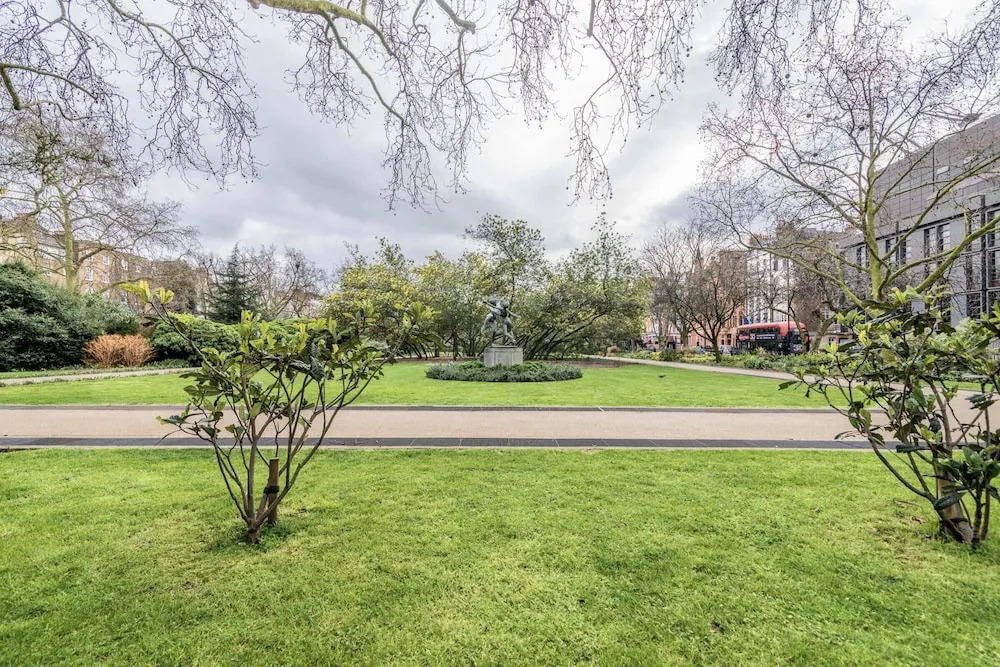 Luxury 2BR Flat in Knightsbridge W/patio, 4 Guests