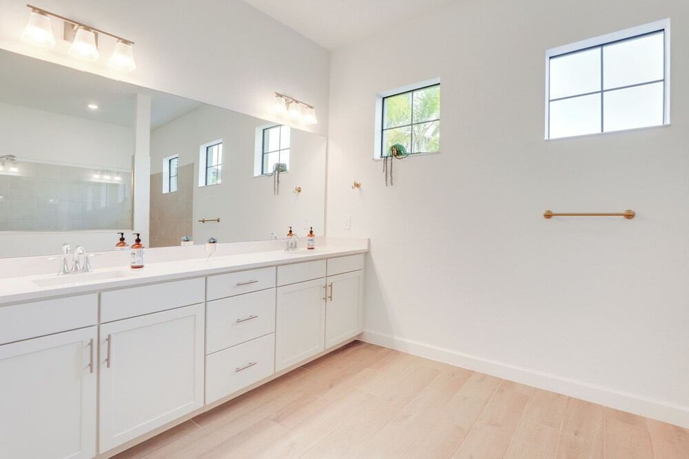 Resort-style Living! Walkable Bradenton Getaway