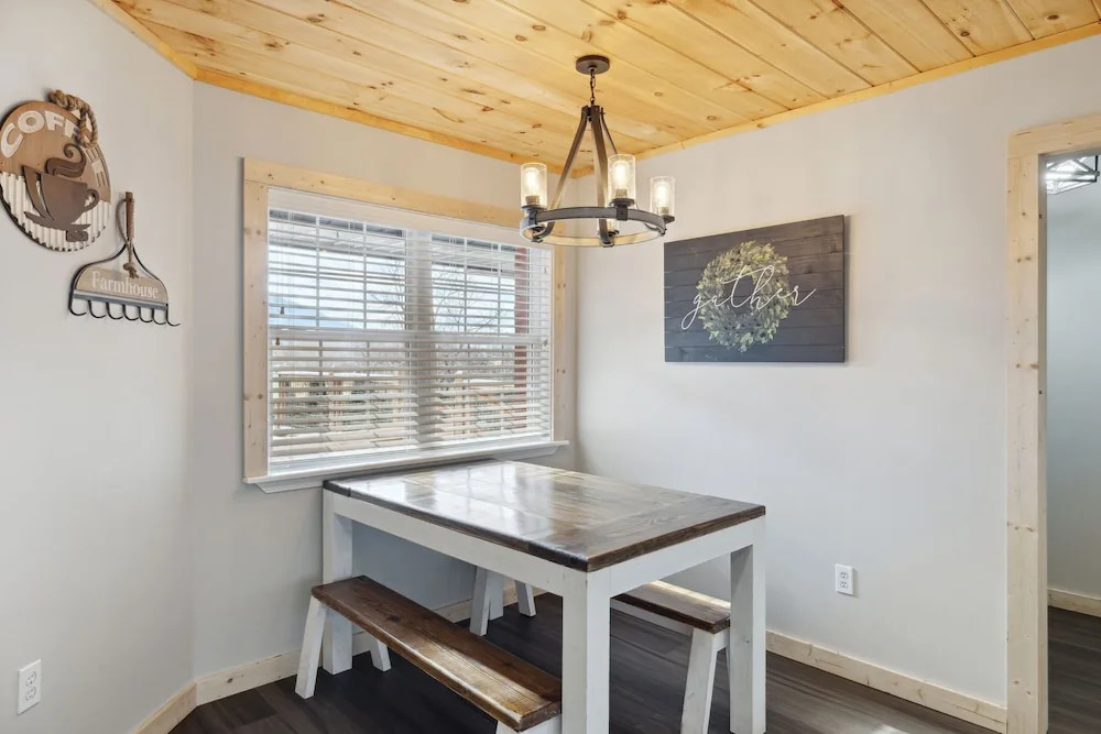 Majestic Valley View 3 Bedroom Cabin by RedAwning
