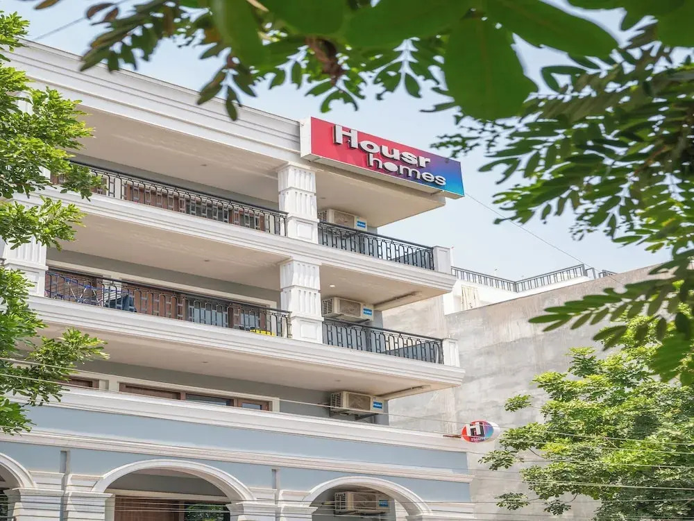 Housr Sector 28 Golf Course Road Next To Phase 1 Metro Station