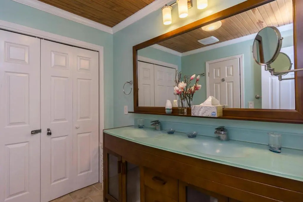 Breezy Oaks by Oak Island Accommodations