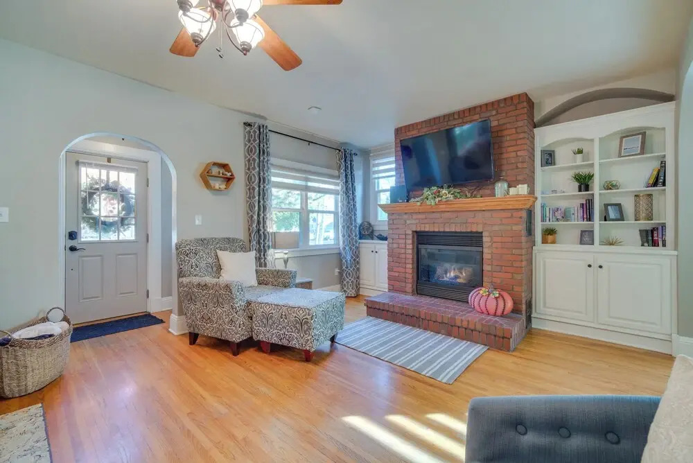 Charming Getaway, Walk to Windsor Lake & Downtown!