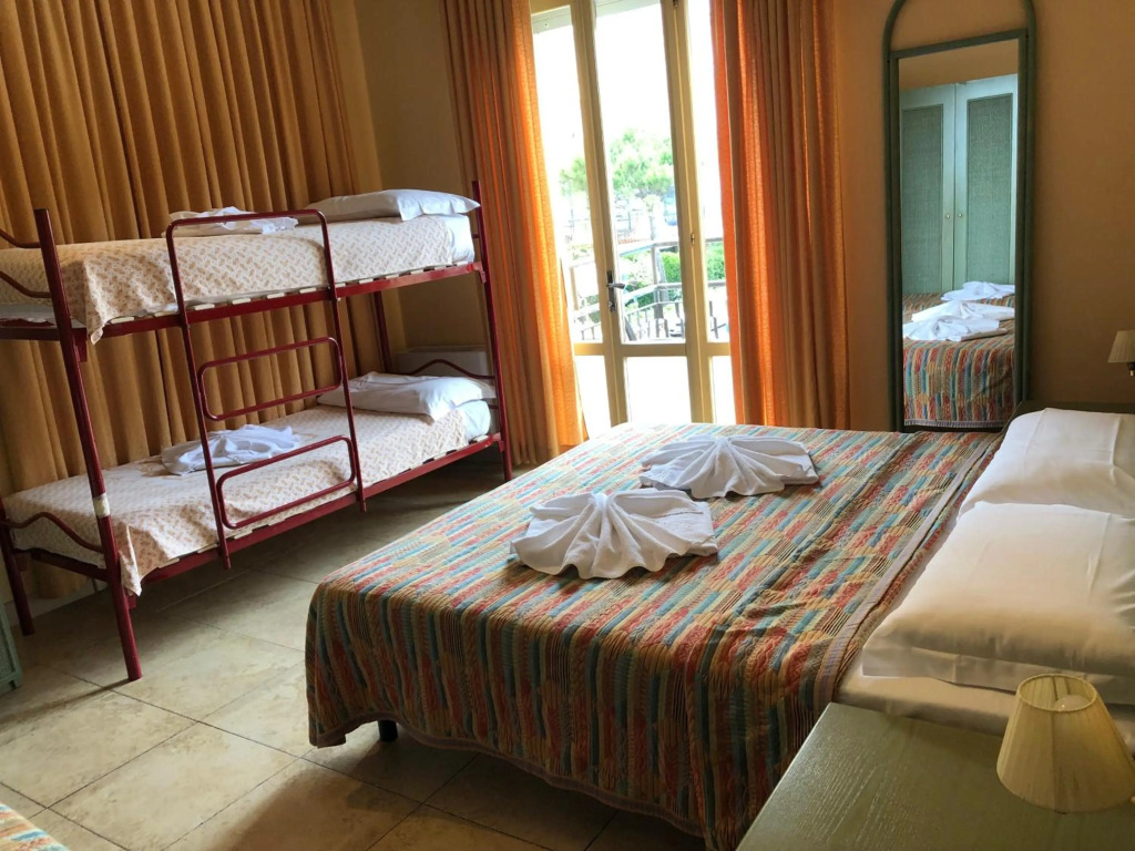Hotel AMALFI & Restaurant Karaoke Bar