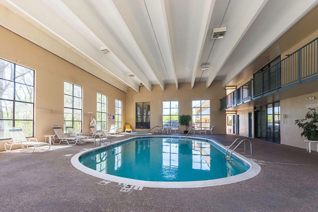Econo Lodge Inn & Suites