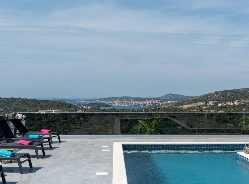 Luminous Infinity Villa with Pool and Gym