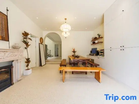 Yige Apartment (Shanghai National Exhibition and Convention Center Hongqiao Railway Station)