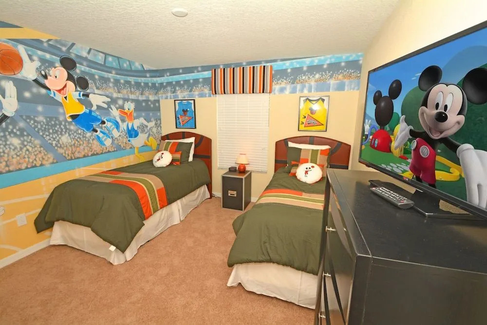 2971BP Posh Palace 4 Br home by RedAwning